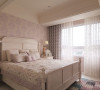 淡雅的紫色壁纸，搭配同色系窗帘、寝饰，包围在优雅浪漫的温柔气息中。