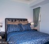 浅蓝色调的小男孩房选搭蓝色系寝饰软件，铺陈空间色彩层次。