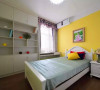 儿童房床头采用明黄色，靠窗定制书桌和书柜完整的利用空间。