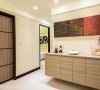 木质柜体上摆放风格对象，搭配壁面上的艺术装饰，创造一处别具质感的空间段落。
