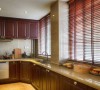厨房用整体橱柜，颜色款式与整体新中式风格融合。