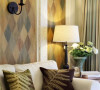 客厅的美式不易沙发舒适柔软，整体配色清新淡雅。