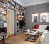 客厅做一个整面墙的书架，让客厅具有了会客聊天+读书写字的功能，这个家的核心地带则不仅有温馨的居家感，还有了书卷气的高格调