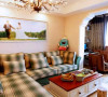 草绿色的条纹格子布艺沙发，搭配实木田园风格茶几。