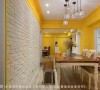 延续暖黄色调的餐厅另筑一面文化石墙，定义视觉重心并增添质朴表情。