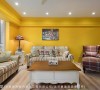 量身订制的布质沙发与重色系主人椅，由吴宗宪设计师精心安排色彩比例。