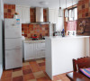 厨房用错落有致的小方块砖铺贴，为了颜色上不杂乱不显冲突，选择了白色的橱柜和冰箱。