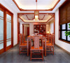 朱红色的餐桌椅，配上精致的灯饰，使整个空间硬朗而又华丽、优雅。餐厅的装修又是木质镂空隔断，大气经典。