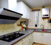 白色的模压橱柜和深灰色石英石台面，实用的厨房设计。