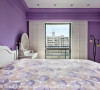 紫罗兰色系从墙面延伸至线板处，拉升整体屋高外，也让浪漫气息满盈。