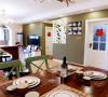深咖色的餐桌搭配绿色调的餐椅，颜色和壁纸、沙发相协调。