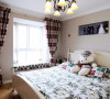 卧室简单舒适，格子窗帘的余料做了飘窗垫子和抱枕，协调统一。