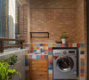 阳台上的洗衣柜色彩甜美，造型简单可爱。