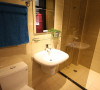 卫浴空间皆以干湿分离作为设计，些微的绿意植栽，让空间增添自然雅致。