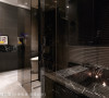 石材浴缸为卧室往浴室的过道端景，让空间更具主题性。