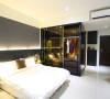 床头下方利用灰玻铺陈造型，与一旁玻璃质感的衣柜相互辉映，形塑现代时尚品味。