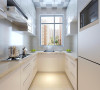 白色橱柜搭配浅色的墙地砖，让厨房空间简洁明快，合理的空间设计让厨房中的灵活性应该兼具美观和实用。