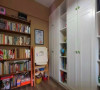 书房一整面墙的定制大书柜再加上单独的成品书柜，收纳能力极大。