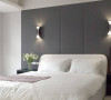 饭店式的机规划，在深色绷布的简约舒适中，对称的壁灯提供安定的卧眠气度。