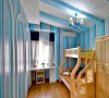 男孩房蓝色调，竖条纹墙纸可以增高视觉感受，松木儿童家具。