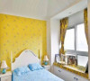 金黄色的墙纸和窗帘和蓝色形成强烈对比。