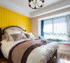 主卧室以蓝色和黄色为主打色，床头背景的硬包和明黄色护墙抽缝，使整个空间明亮自由，扩大了空间视觉，床品用了一些与床头背景相近的颜色来进行呼应，彰显出沉稳大气的贵族范。