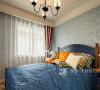 次卧室使用素色条纹的墙纸与蓝色的床品相呼应，营造了宁静易眠的卧室空间。