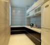 厨房主要黑白搭配的颜色为主，灰色的墙砖，白色的上柜，黑色的下柜，体现出90后的性格。