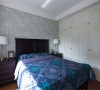 卧室：现代简约风格柔美精致，是很多家庭装修首选的风格之一。现代装修风格给人的感觉是遒劲而富于节奏感。