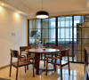 餐厅：餐桌靠椅材质颜色跟随房间主旋律，用玻璃门隔开厨房，增大空间感，利用采光。