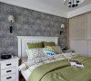 卧室：藏蓝图案床头墙面以及浅色柜体搭配，依然保持自然灵动。