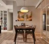 选择以原始木纹做为家具摆设，让餐桌空间充满温润情怀，结合墙面上的艺术画作，增添人文雅趣。
