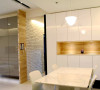 餐柜加入梧桐木材质，使客厅、餐厅的设计元素有所延续，并成为入口的端景。