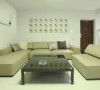 沙发造型简易而时尚，墙上的装饰带有现代艺术的玩味。