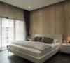 白色的床配木质元素，空间完美的融合在一起。