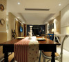 客餐厅：吊顶明显分区，灯光的搭配以及家具软装饰的映衬，温馨浪漫。