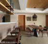 木门与部分的天花以暖色调及木质元素表现，创造餐吧空间的温馨质感。