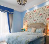 卧室床头背景塑造圆角造型，中间用花鸟壁纸填充。