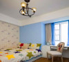 儿童房选用童趣的壁纸和床品。