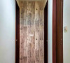 走廊尽头用仿木板效果的壁纸营造怀旧自然感。
