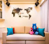 沙发背景用世界地图图案墙贴，两人准备手牵手去世界旅行。