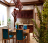 餐厅以竹笼式三个小吊灯，搭配鸡翅木制作的餐桌，靠背椅搭配孔雀绿颜色布艺靠背，与沙发背景遥相呼应。