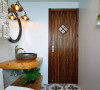 碳烤木质的门，铜质复古的灯具、台盆、龙头。