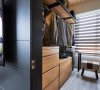 考虑到空间有限，特别以半高矮柜搭配吊衣杆的安排，淡化视觉的压迫感。