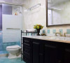 卫生间优雅简洁，地砖和墙砖颜色巧妙过渡。
