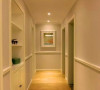 利用走廊空间设计嵌入式柜体。