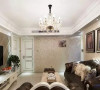 欧式的家具加上软包的影视墙和水晶的吊灯让这个客厅显得有高贵的气质。