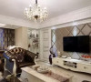 欧式的家具加上软包的影视墙和水晶的吊灯让这个客厅显得有高贵的气质。