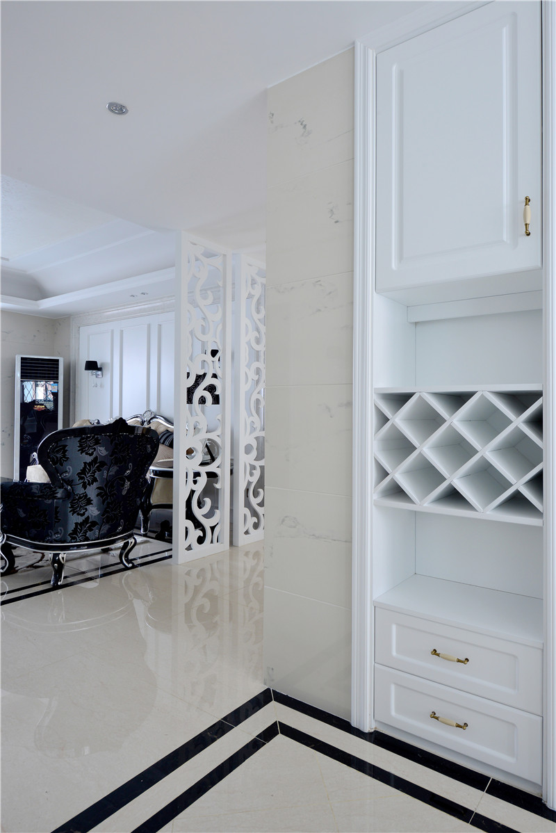 三居 欧式 客厅图片来自金煌装饰有限公司在现代时尚气息并华丽的空间的分享
