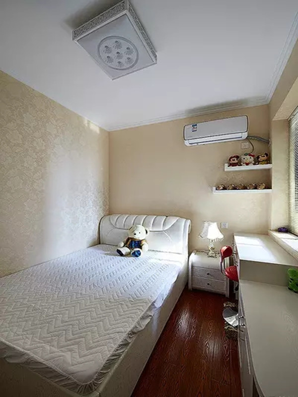 欧式 三居 白领 收纳 小资 客厅 卧室图片来自沙漠雪雨在108平米欧式风情体验土豪金生活的分享